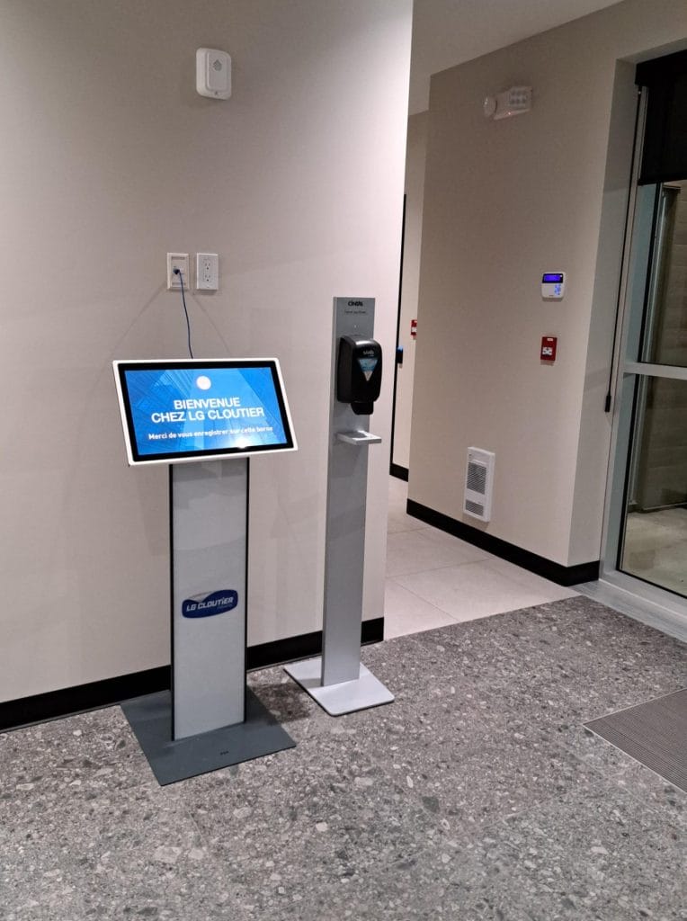 Photo d'une borne d'accueil TVTools pour collaborateurs.