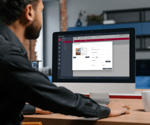 Illustration d'un homme qui utilise TVTools WebAccess sur son ordinateur pour son affichage dynamique.