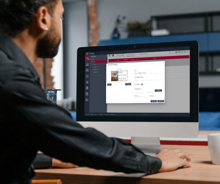 Illustration d'un homme qui utilise TVTools WebAccess sur son ordinateur pour son affichage dynamique.