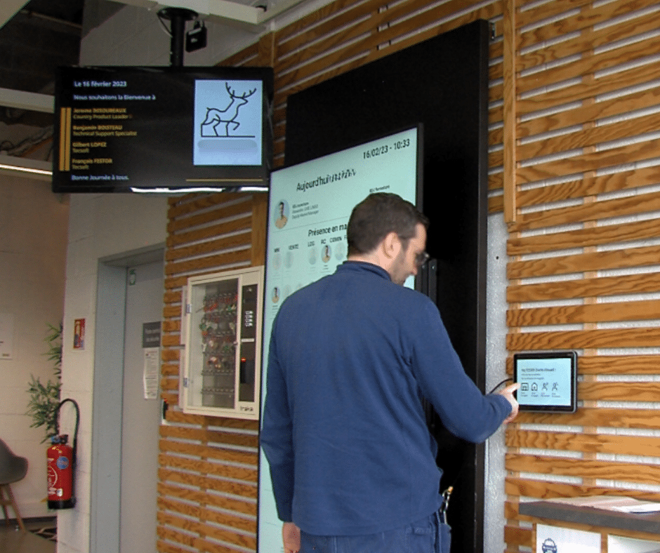 Photo d'un accueil avec une solution d'affichage dynamique interactive via une badgeuse en temps réel.