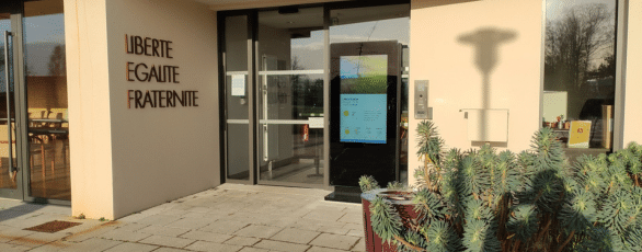 Photo d'une borne d'affichage dynamique TVTools pour une mairie.
