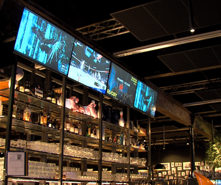 Photo d'une installation TVTools pour un centre de diversitssement bowling et activités.