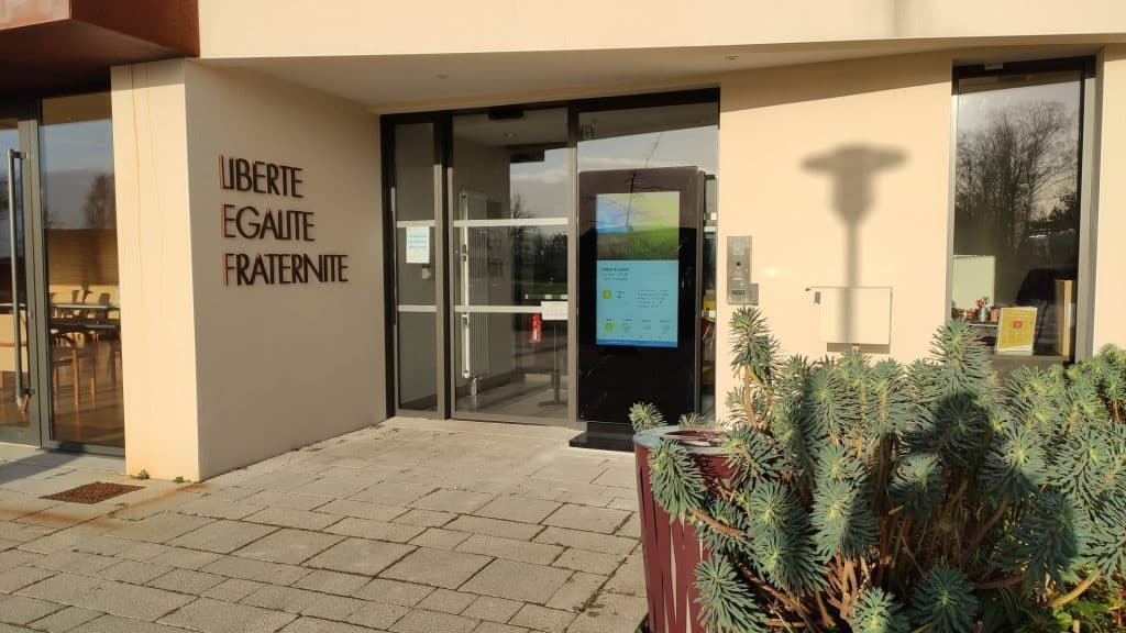 Photo d'une installation affichage legal par TVTools pour une mairie.