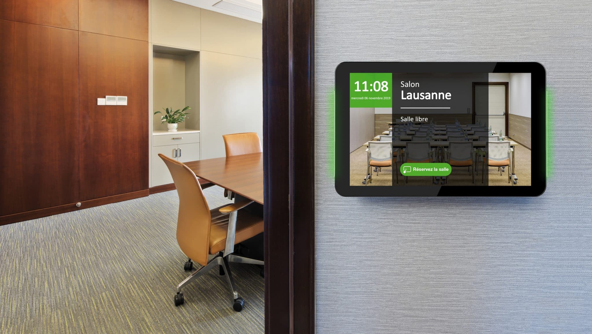 Image d'une tablette à l'entrée d'une salle de réunion, propulsé par affichage dynamique.