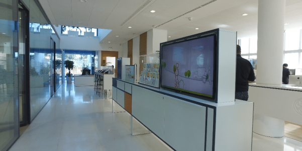 Photo d'un écran de couloir pour une banque. Installation TVTools pour un système de guidage interactif.